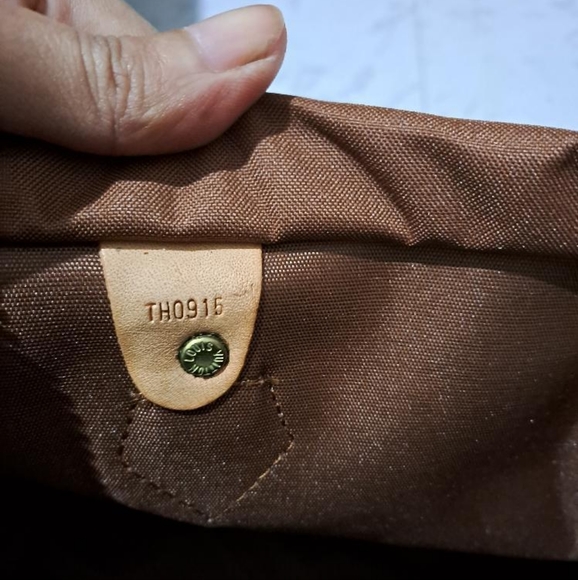 Authentic Louis Vuitton Monogram Speedy 30 with Dustcover - Picture 11 of 15